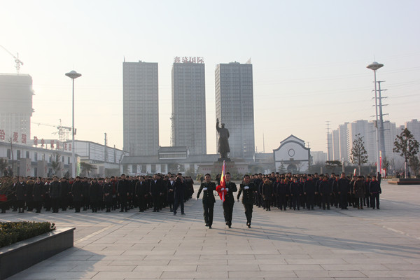 12月26日，后八里沟村在伟人广场举行毛主席诞辰124周年纪念活动