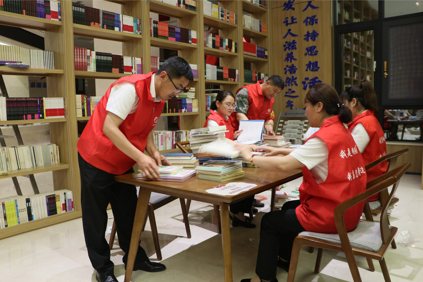 后八里沟村组织党员代表开展整理图书志愿服务活动